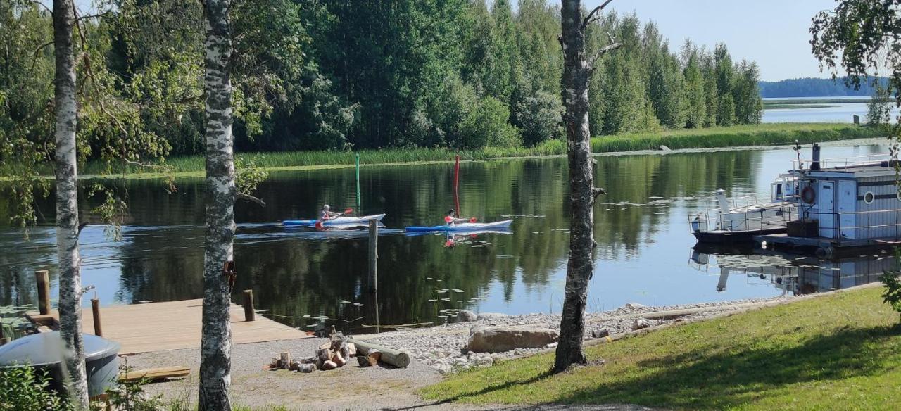 Uusi Saunamoekki Jaemsaessae, Laehellae Himosta *